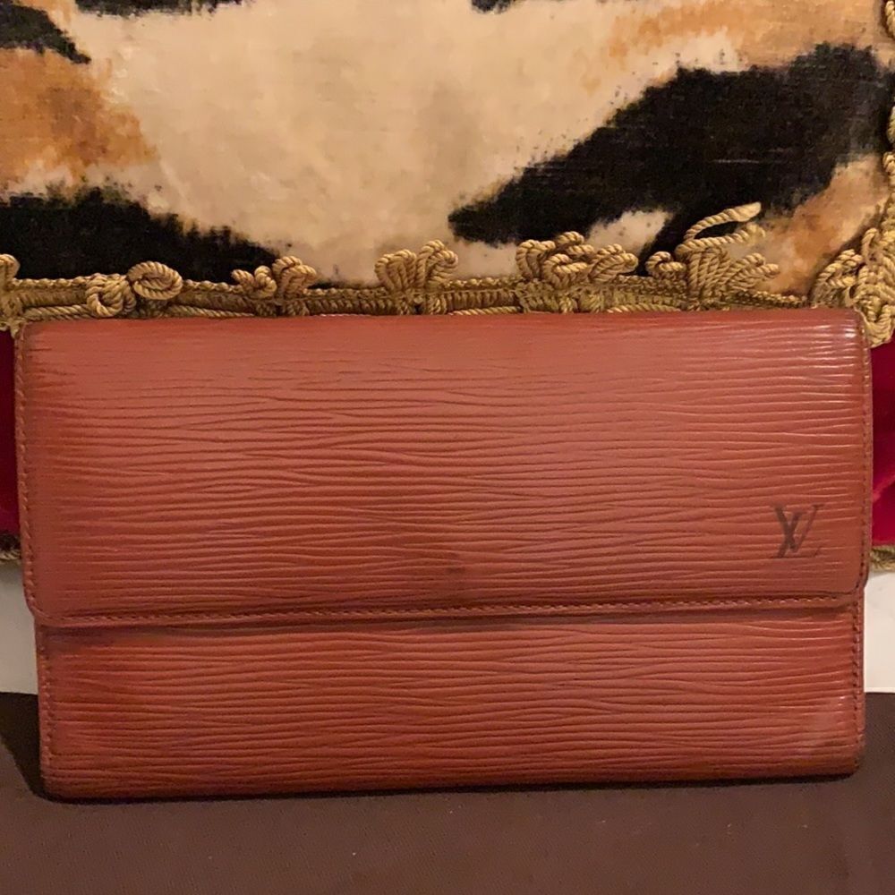 Authentic Louis Vuitton long epi wallet unisex - Picture 11 of 16